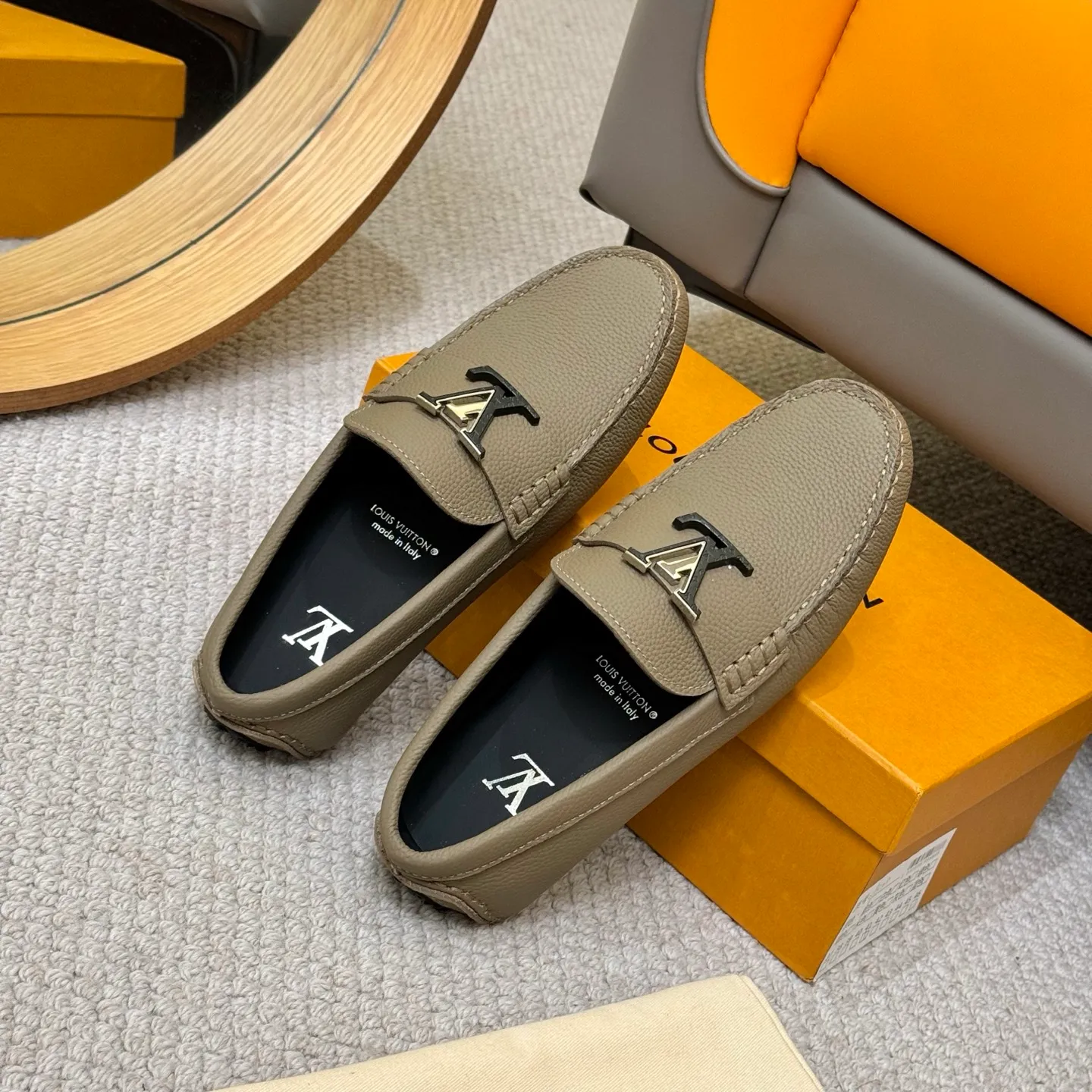 Men's men's shoes 💰420 (Yangli) LV 2⃣️0⃣️2⃣️5️⃣Spring and summer counter GLORIA series models ✈️Original factory special leather production, original last type. A classic driving slip-on casual shoe that shows an elegant style with exquisite craftsmanship details such as Monogram embossing all over the upper🌀Italian imported calfskin fabric Sheepskin foot pads➕Inside～Private mold replica sole Unique style Comfortable driving slip-on Size: 4-12 (38-46) Comes with [Counter packaging: original box, wrapping paper, card, instruction manual, shoehorn, cloth bag] No pressure to enter and leave the counter!